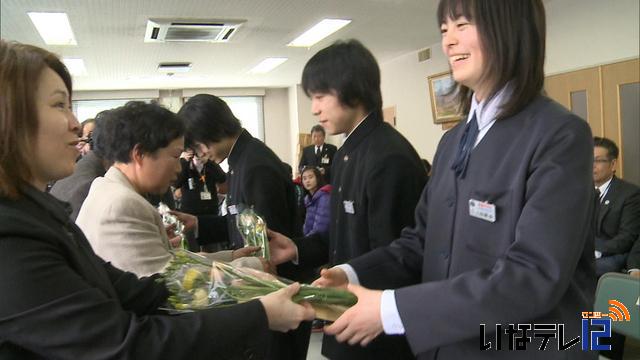 浜松市庄内から卒業生に花束