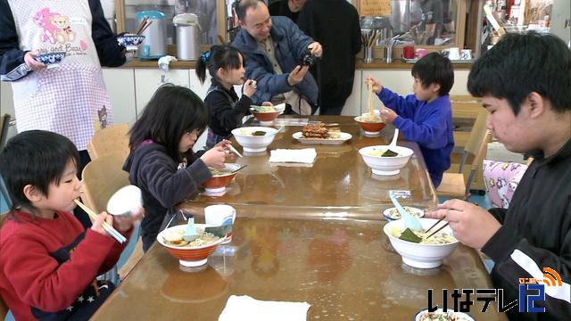 ラーメン店店主らがたかずやの里でラーメン振舞う