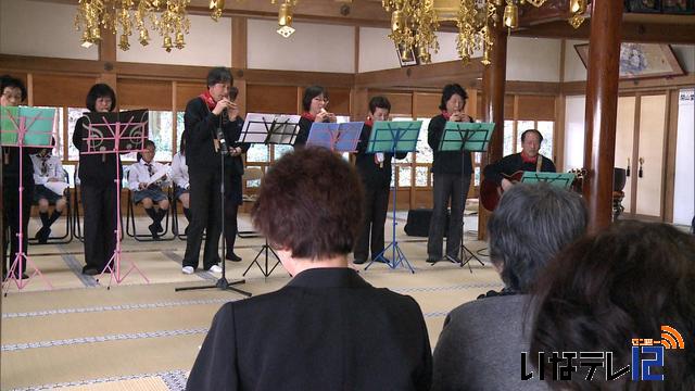 明音寺でコカリナ演奏会