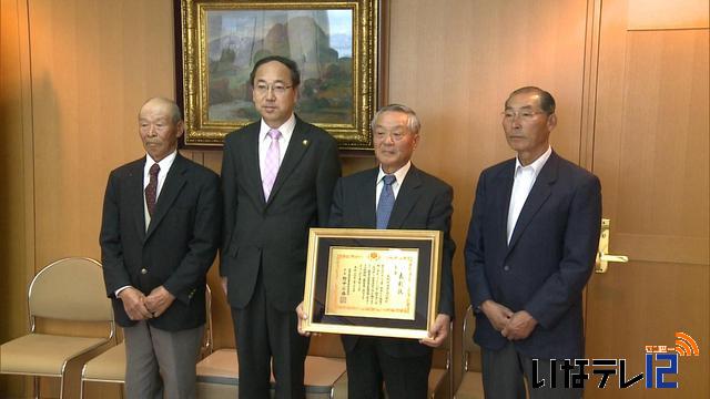 美篶土地改良区「金賞」を市長に報告