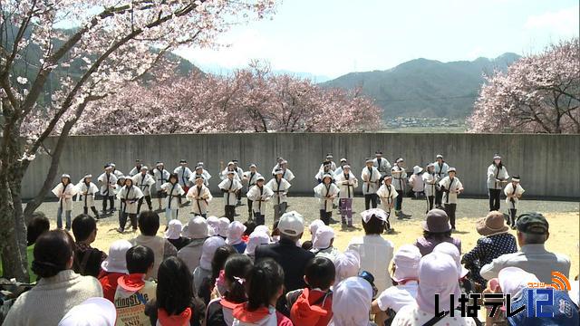 高遠小の児童が観光客の前で発表