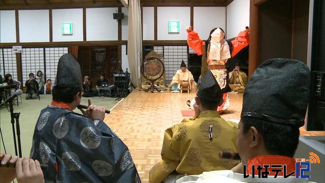 見頃の高遠城址公園で桜と雅楽が共演