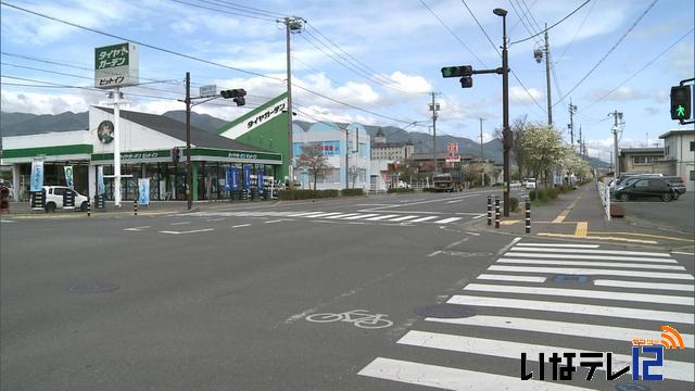 歩行中の男性はねられ重傷