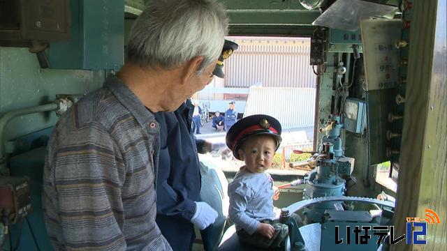 町郷土博物館　電気機関車の内部を公開