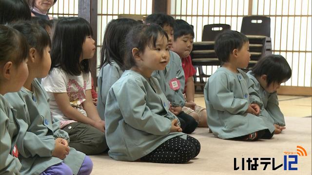 箕輪町長岡保育園の園児が座禅体験