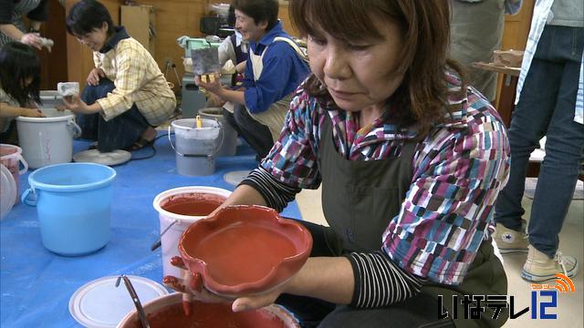 陶芸教室で色付け作業