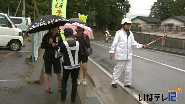 通学路で交通安全呼びかけ