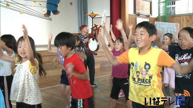 児童が伊那まつりの歴史学ぶ