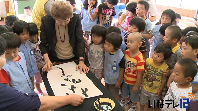 伊那北保育園　園歌を書に　池上さんにお礼の会