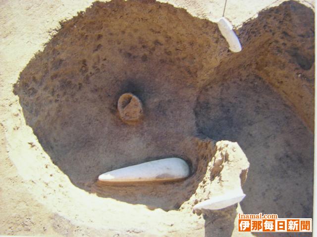 宮田村田中下遺跡から磨製石斧が珍しい状態で出土