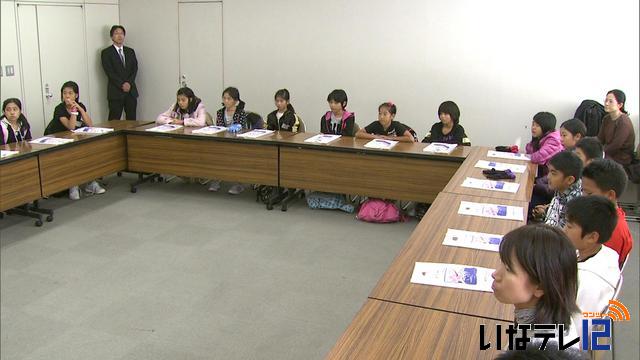 南大東小の児童17人来伊