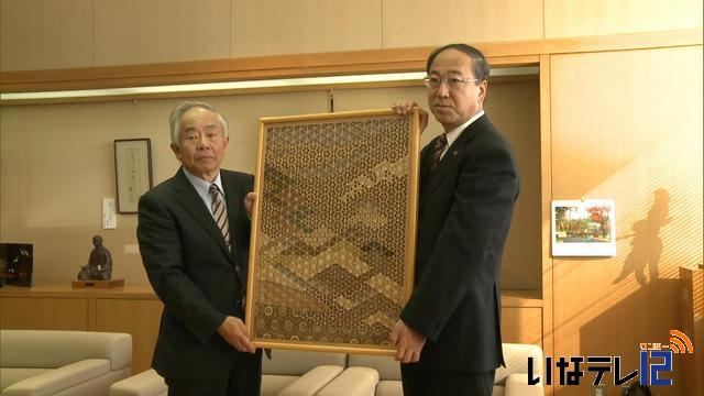 現代の名工　熊谷さんが組子細工寄贈