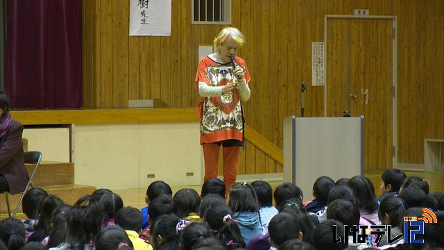 志茂田景樹さんが手良小で講演会