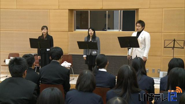 芸大生が中学生に合唱指導