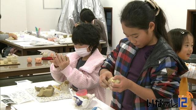 来年の干支「巳」を模った土の鈴作り