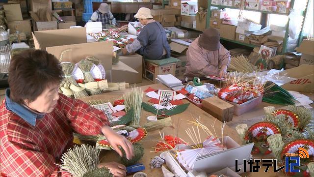 お正月用のしめ飾りづくりピーク