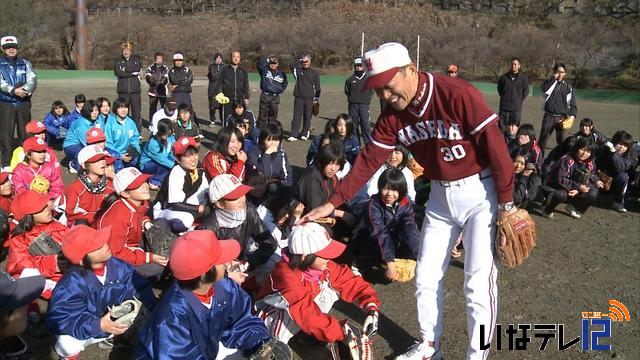 早大ソフトボール部の吉村監督が指導