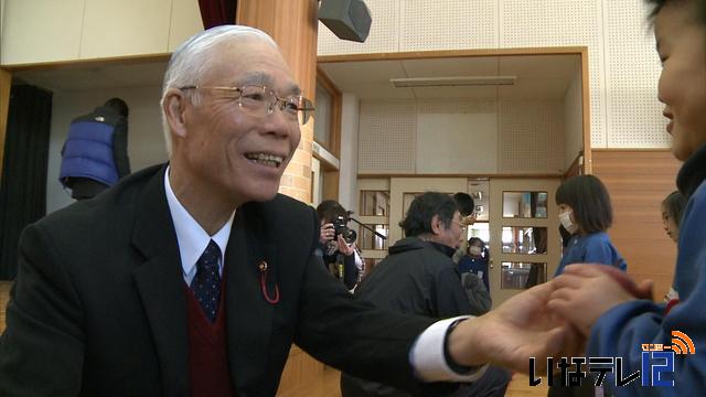 南箕輪村営農センター　園児にりんごプレゼント