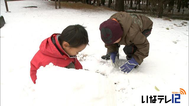 積雪で子ども達が雪遊び