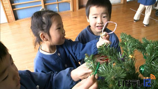 園児がツリーの飾りつけ