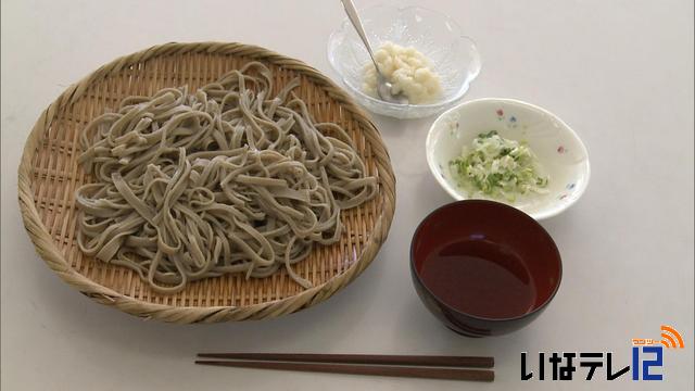 高遠北小児童が高遠辛味大根の試食