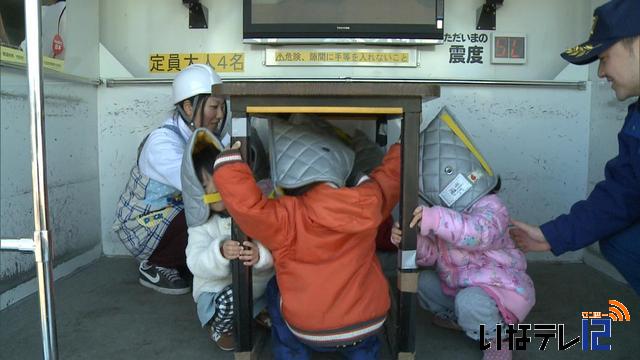 地震体験車で園児が揺れを体験