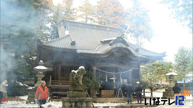 年越し準備　春日神社でしめ縄飾りつけ