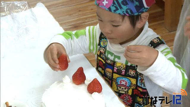 摘みたてイチゴでケーキ作り