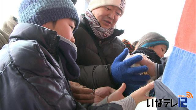 年始の話題　「福」を求めて長い列