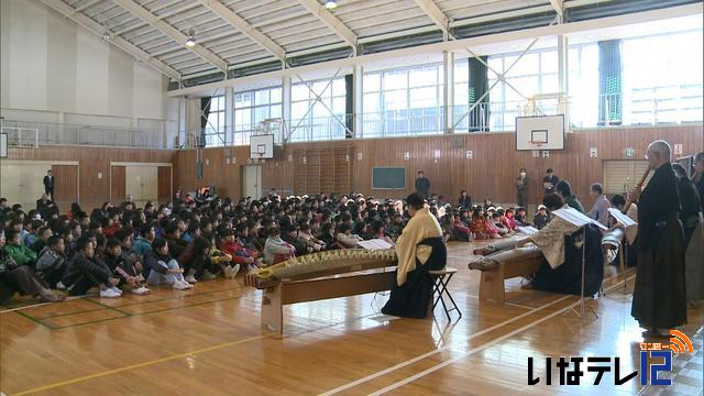 伊那三曲協会　東春近小で演奏披露