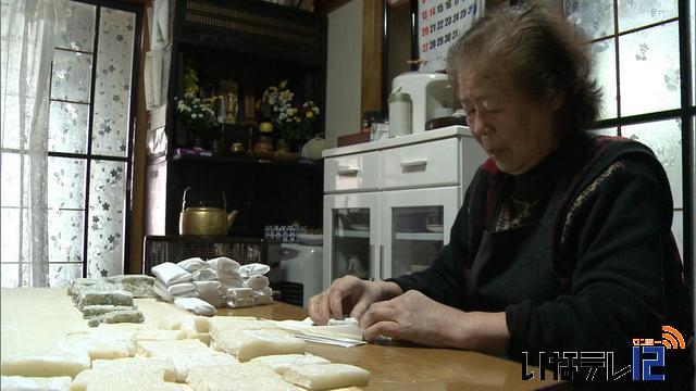 寒さを活かして氷餅づくり