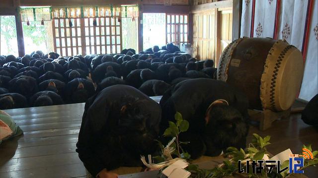 春が近い神社で受験生が合格祈願