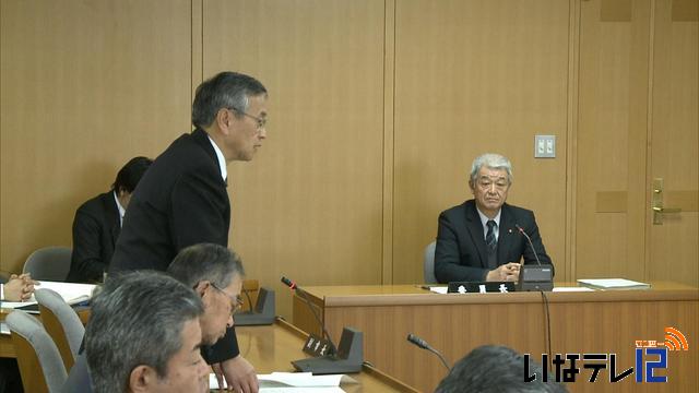 伊那市議会が継続審査案件を協議