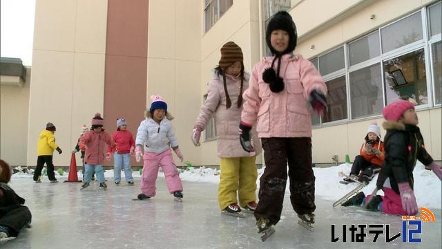 西春近北小　天然リンクでスケート