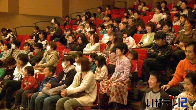 子ども人形劇場　300人が楽しむ