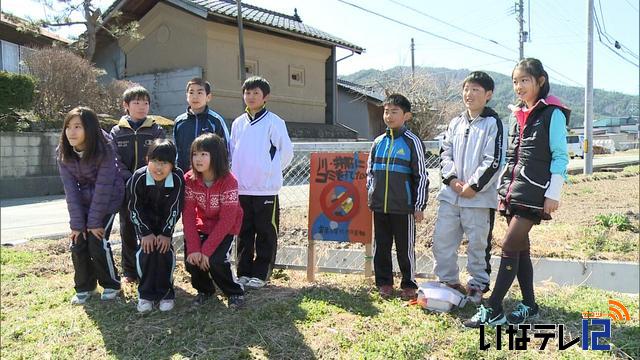 富県小4年生が水路脇に不法投棄防止看板設置