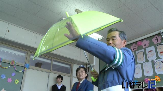 富県安協　交通安全傘寄贈