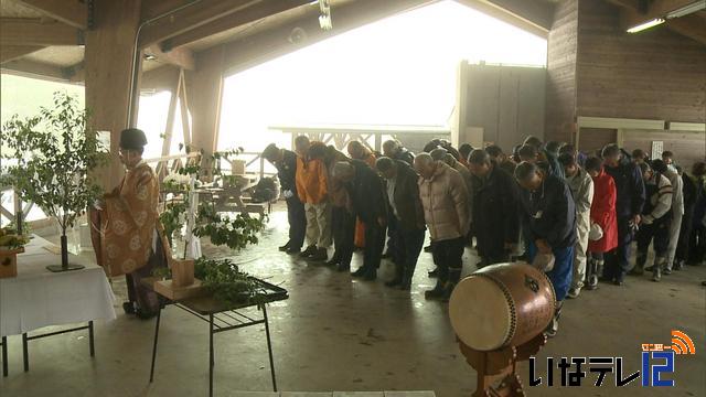 桜も凍る寒さ　萱野高原開き