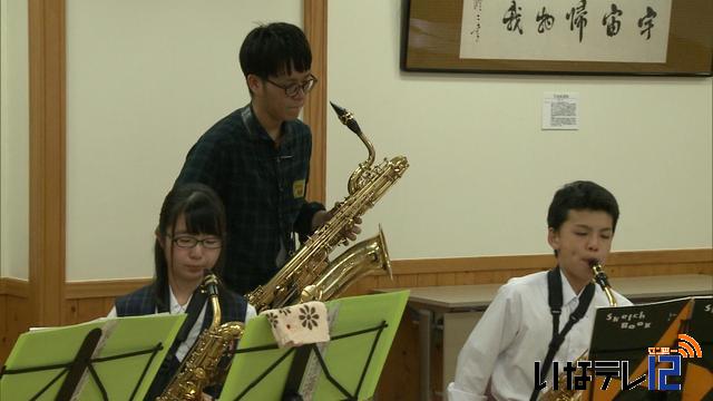 東京芸術大学の学生が吹奏楽部員に演奏指導