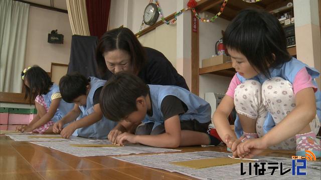 大芝高原の七夕とうろう祭りを前に園児がロウソク作り