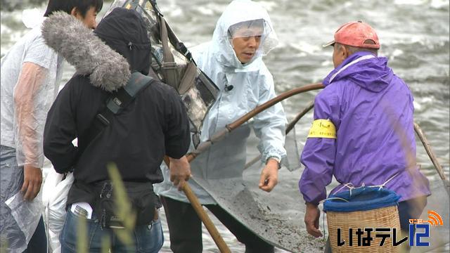 タレントの峰さんがザザムシ漁を紹介