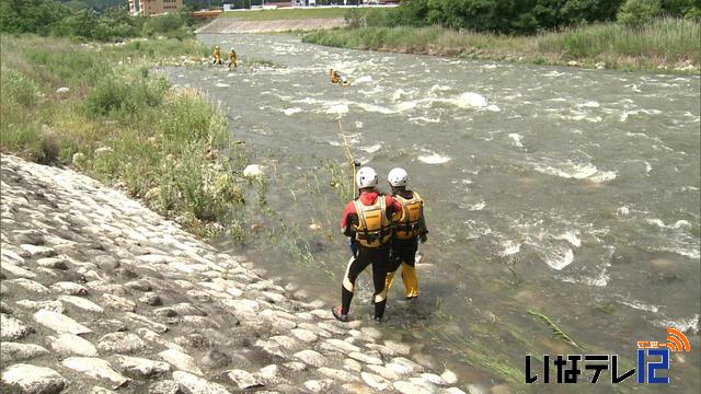 消防署員　天竜川で水難救助訓練