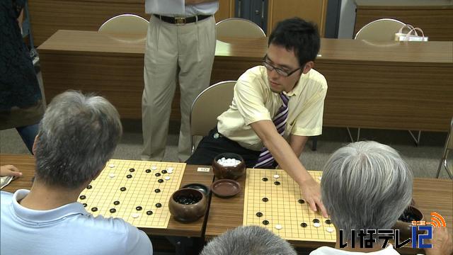 囲碁教室でプロ棋士が指導