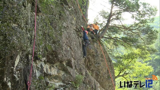 南ア北部救助隊岩場で訓練