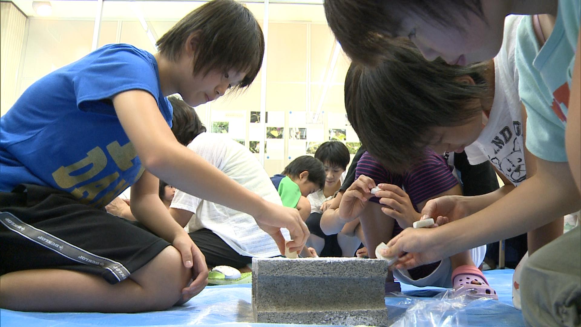 「親子自然体験塾」で「まが玉」作り