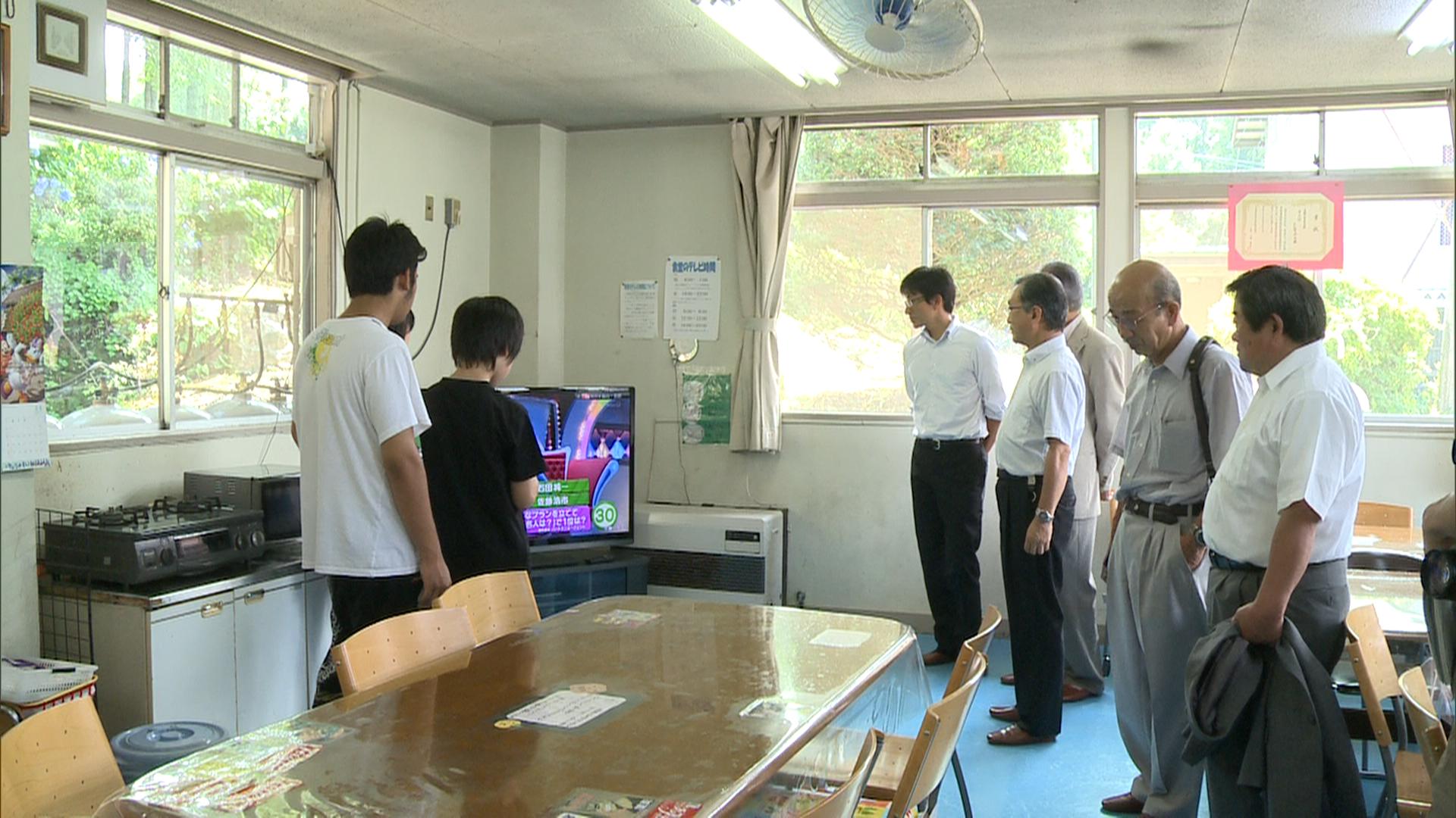 伊那中央ロータリークラブ　たかずやの里にテレビ寄贈