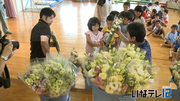 東春近南部保育園に花束のプレゼント