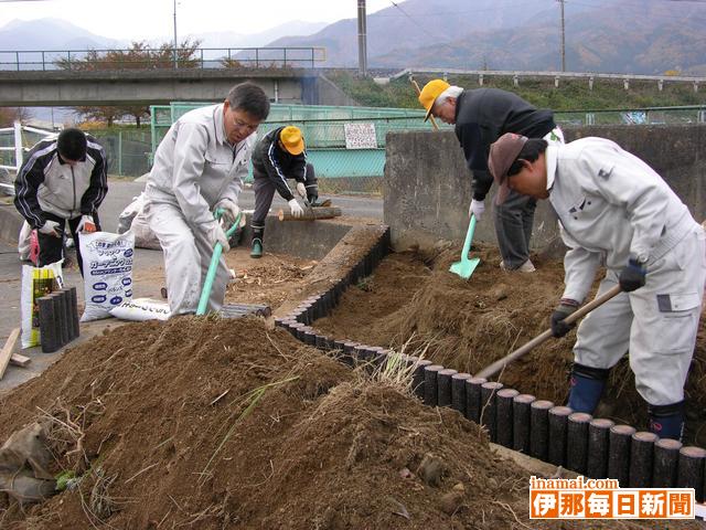 宮田村職員の地区担当制を活用して町3区が花壇整備
