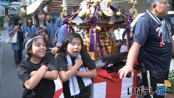 坂下神社例大祭で子ども神輿