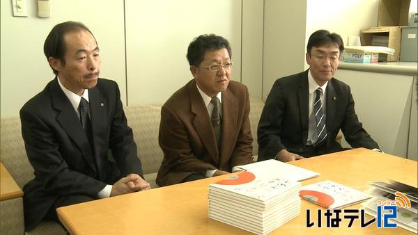 土地家屋調査士協会が伊那市内の小学校に図書を寄贈